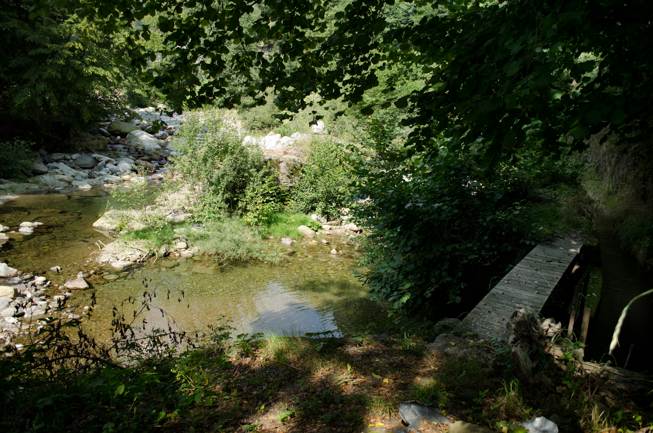 To the right is the Bealera Peyrota, to the left is the stream Angrogna