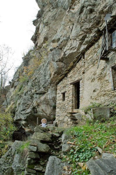 Valdesina nel cortile della barma, alle sue spalle il laboratorio per costruire gli attrezzi