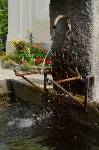 Croce ugonotta alla fontana del tempio valdese di Pradeltorno