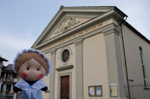 Sopra il portale c'è lo stemma valdese e un versetto biblico