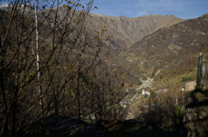 Veduta dall'alto di Pradeltorno (borgata Fau). Forse la fama della ricchezza di questo posto è sopravvissuta fino i giorni nostri nella leggenda metropolitana che voleva Pradeltorno come uno dei due luoghi che si sarebbe salvato alla devastazione mondiale prevista dai Maya per il 2012...