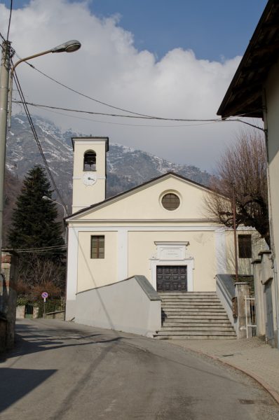 Uno scorcio della borgata, con il tempio valdese e il monte Vandalino alle sue spalle.