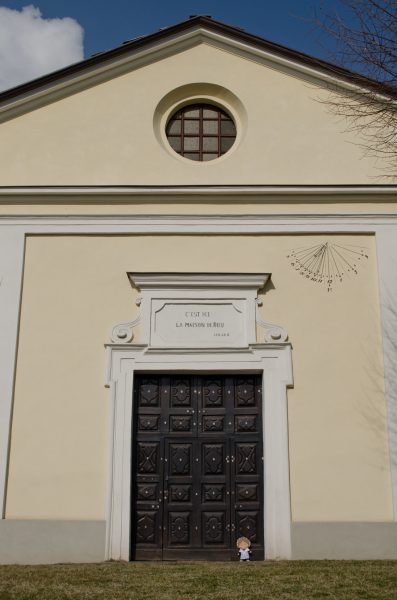 Anche se l'aspetto dell'edificio è piuttosto modesto, al suo interno sono seppellite alcune celebri personalità straniere del passato che, essendo protestanti, non potevano essere sepolte nei cimiteri cattolici del Piemontesi.