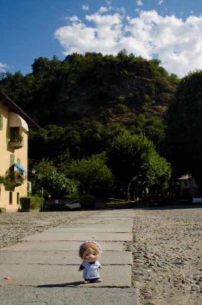 Oggi sono a Cavour e alle mie spalle c'è la celebre rocca!