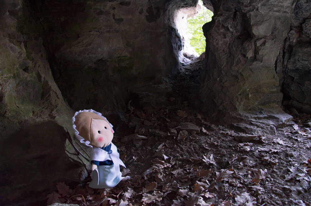 Sul lato della caverna c'è una finestrella che può servire da spioncino.