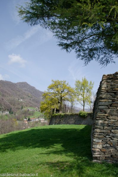 Da sotto le mura si vedono ancora i cinque bastioni della struttura pentagonale del Forte che era circondato da un fossato.