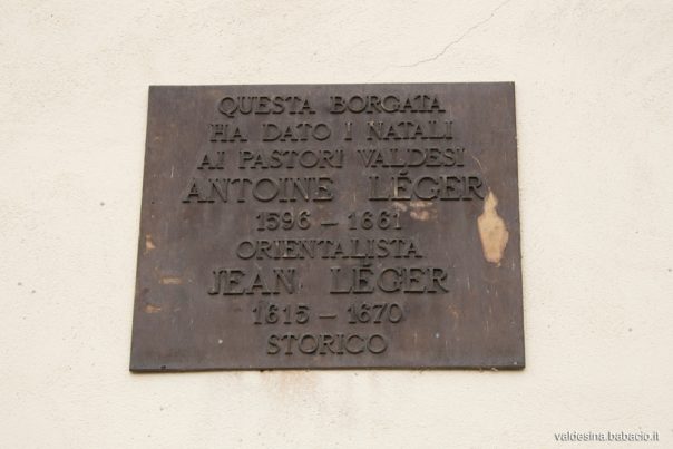 Sulla facciata c'è una targa in commemorazione dei pastori Antoine Léger (1596-1661), Cappellano dell’Ambasciata olandese a Costantinopoli, e Jean Léger (1615-1670) storico valdese e moderatore.