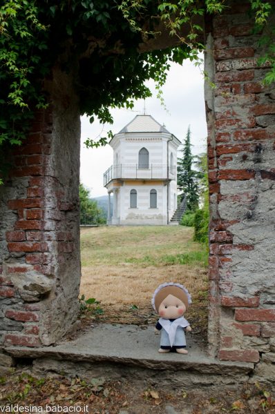 Da questa apertura nelle mura si può raggiungere il Parco del Belvedere, dove è presente anche questa torretta moderna.